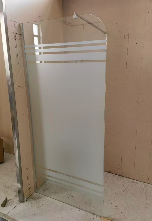 Rammeløse brusedøre i glas